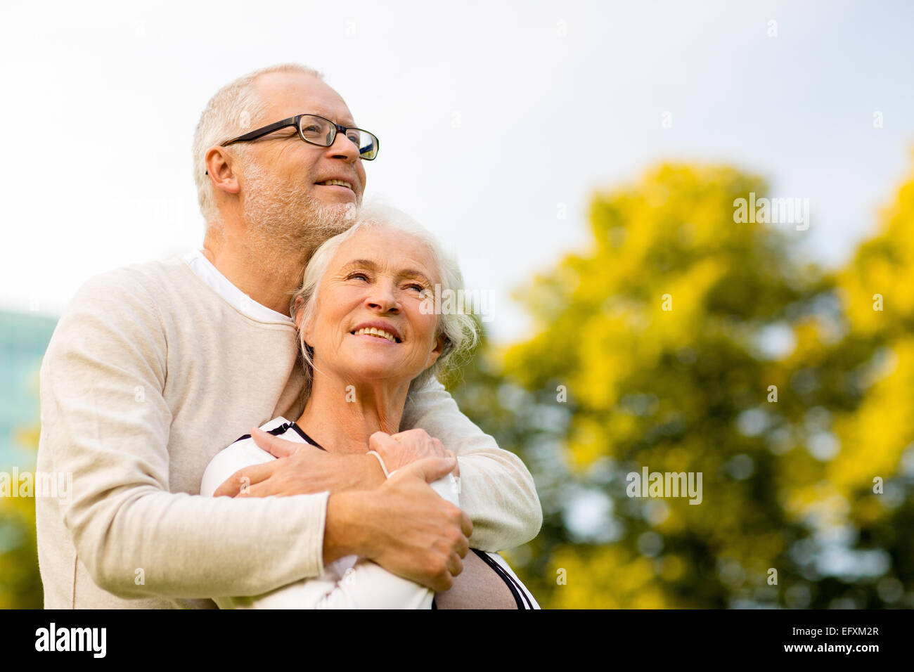 Älteres Paar im Park umarmt Stockfoto