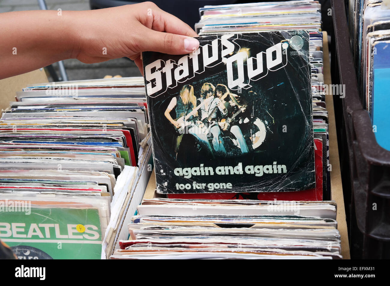 Belgien - Juli 2014 einzelne Datensatz der englischen Rockband Status Quo wieder auf einem Flohmarkt Stockfoto