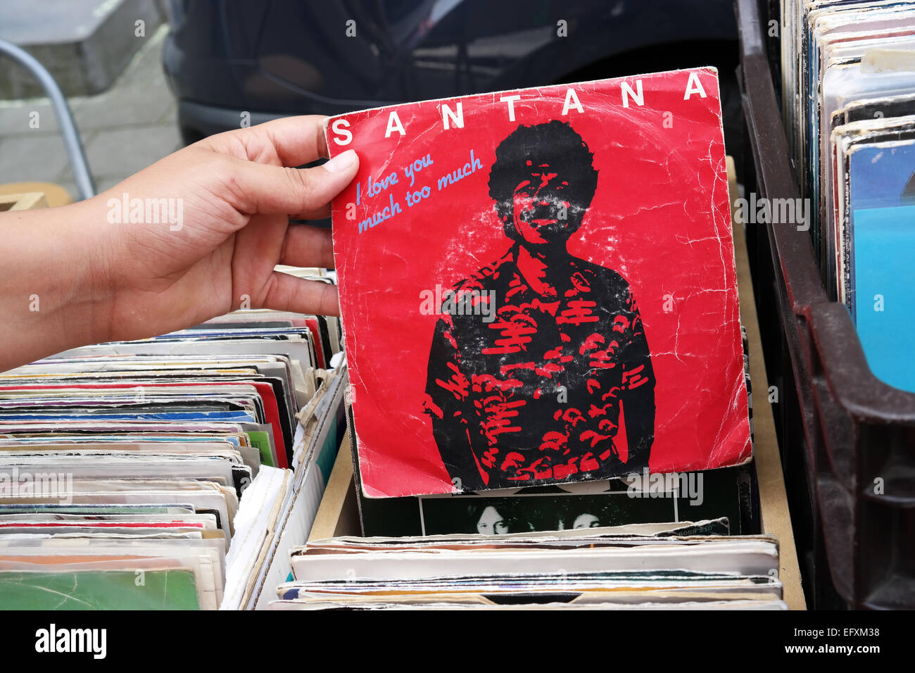 Belgien - Juli 2014: Einzelnen Datensatz der Latin-Rock-Band Santana auf einem Flohmarkt Stockfoto