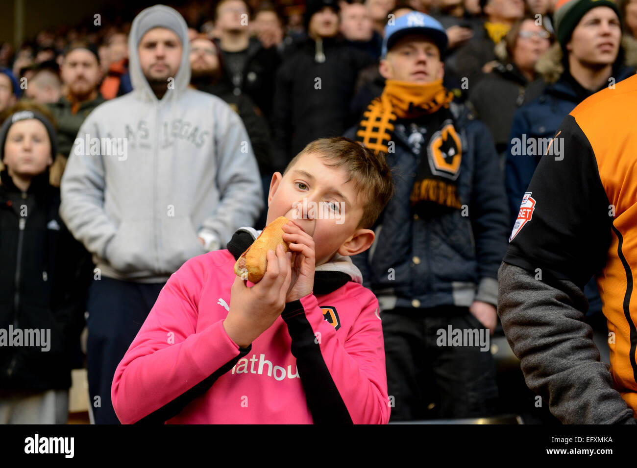 Kleiner Junge Unterstützer Fußballfan der Wolverhampton Wanderers genießen einen hotdog Stockfoto