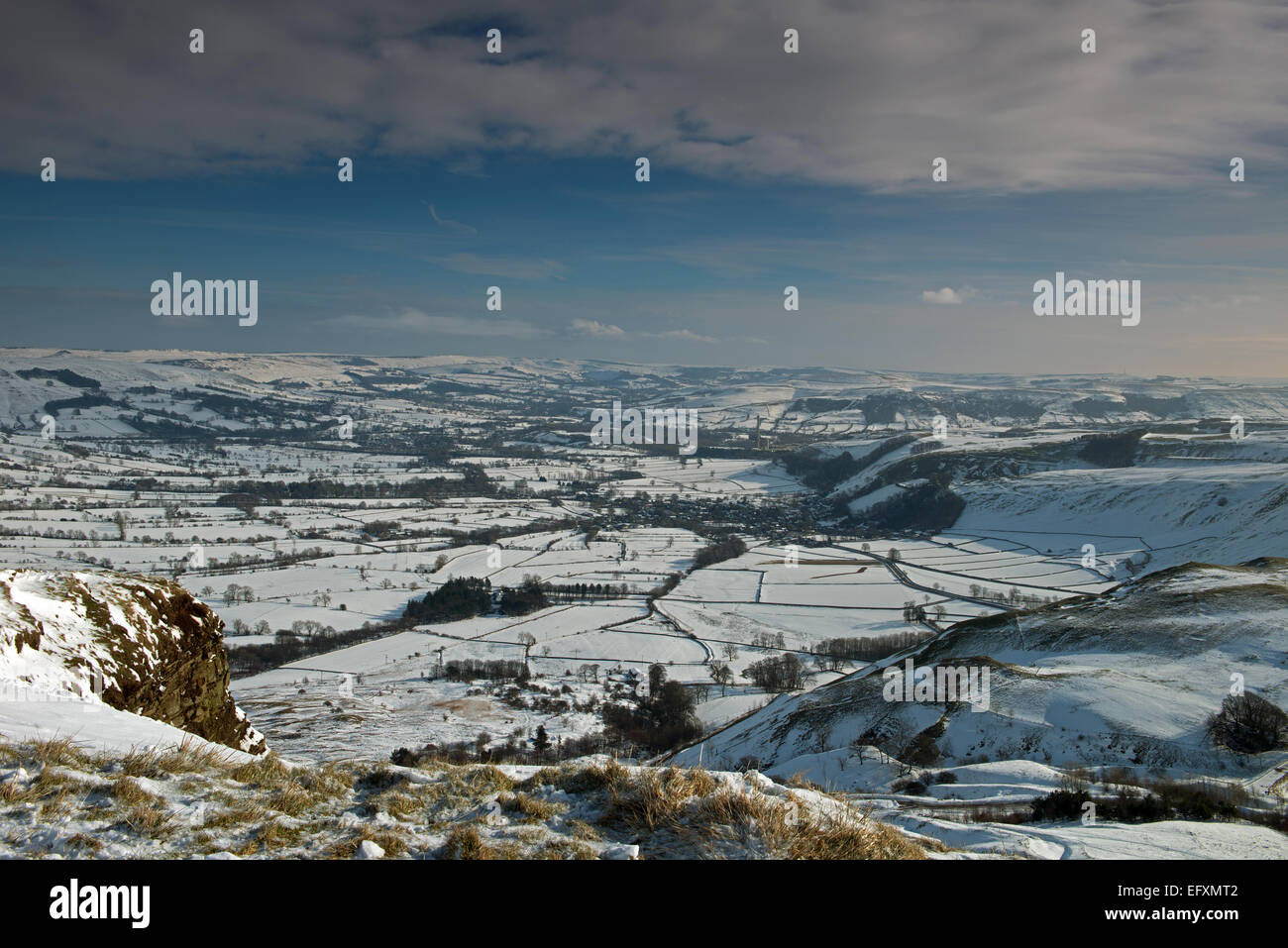 Blick auf The Hope Valley und Castleton entnommen Mam Tor in der Peak District National Park, Derbyshire, England, Uk, GB Stockfoto