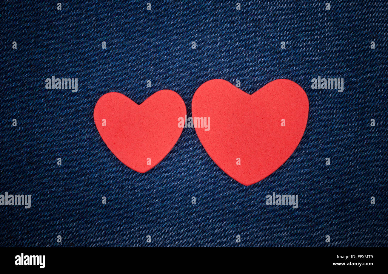 Rote Herzen auf der Jeans. Stockfoto