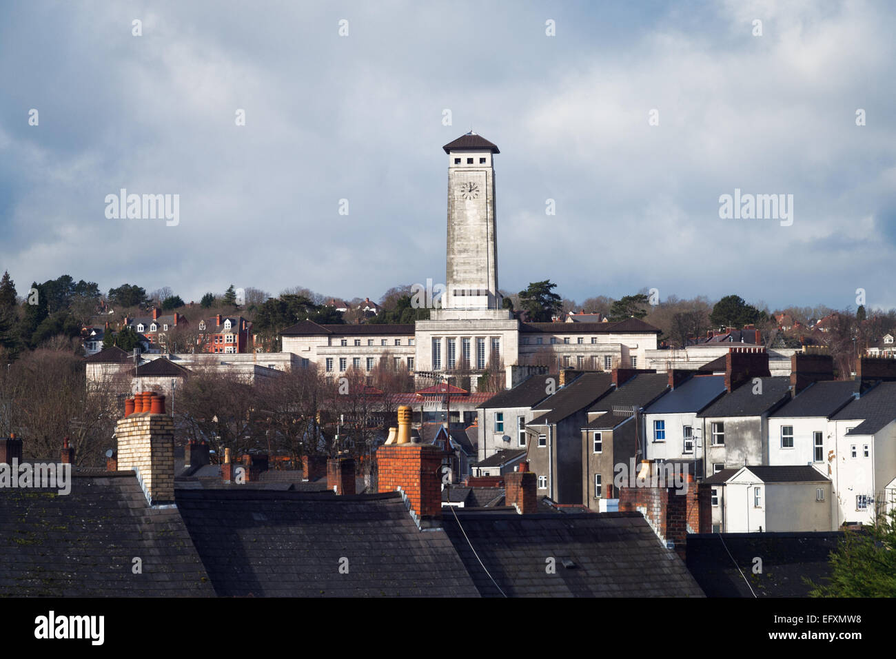 Zigretten Stadthalle beleuchtet durch Sonnenlicht an einem bewölkten Tag und Gehäuse umgeben. Stockfoto