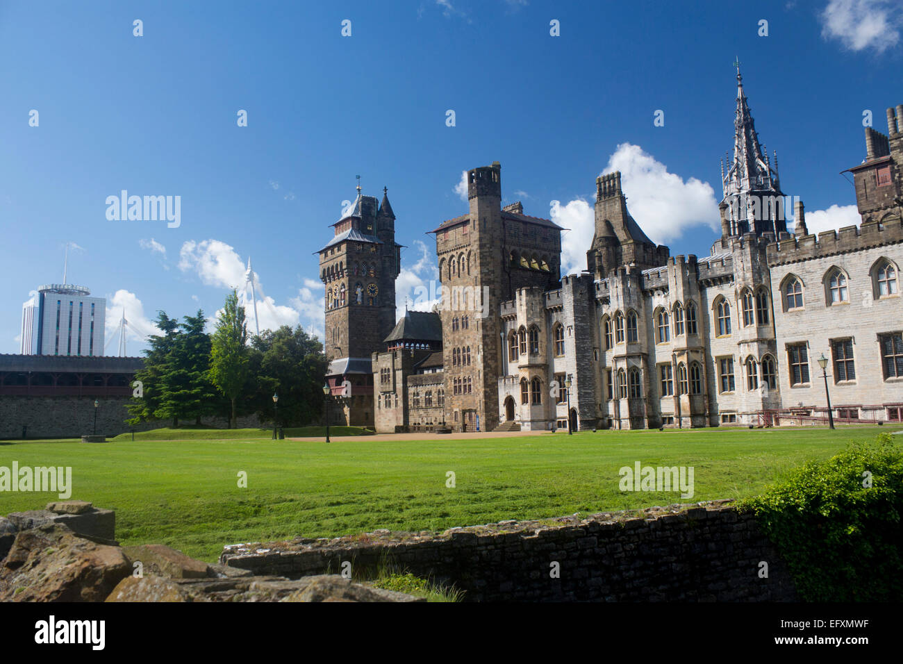Cardiff Castle Blick vom Bergfried über Gelände, viktorianischen Wohnungen, Clock Tower und die Skyline der Stadt einschließlich Millennium Stadionkarte Stockfoto