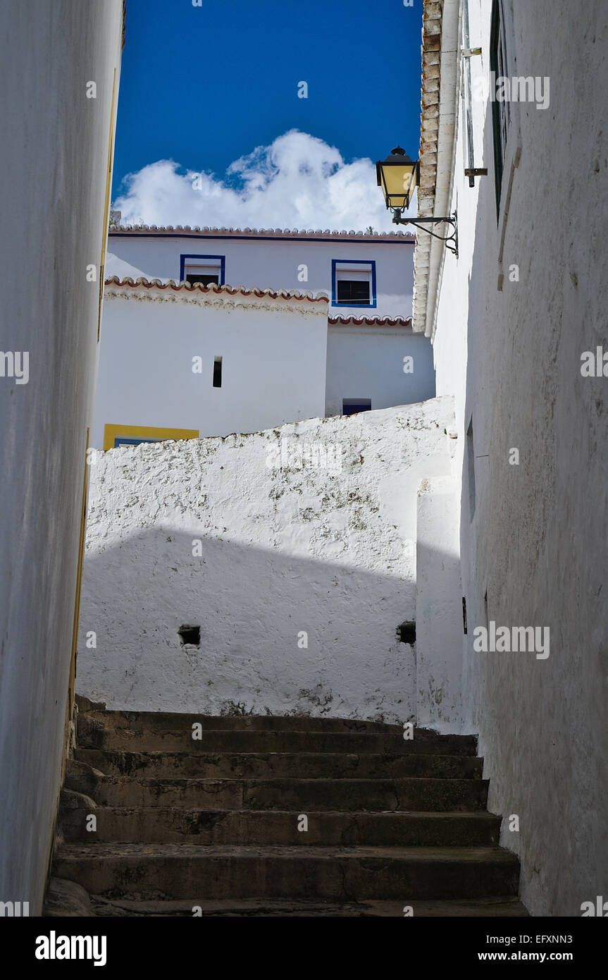 Treppen und Architektur der mittelalterlichen Burg in Mértola, Alentejo, Portugal Stockfoto