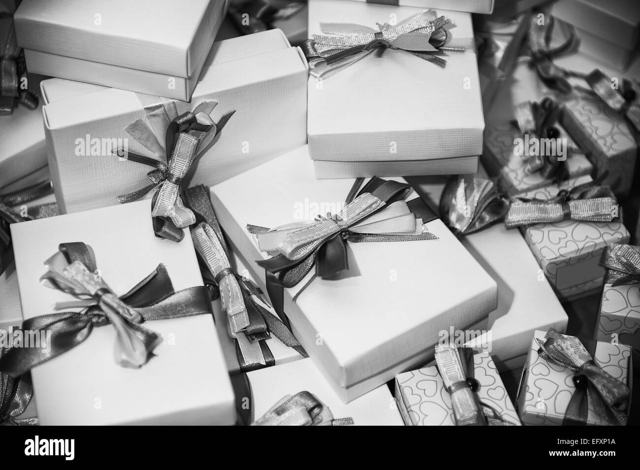 Schwarz / weiß Bild der Geschenke Stapel mit Bändern Stockfoto