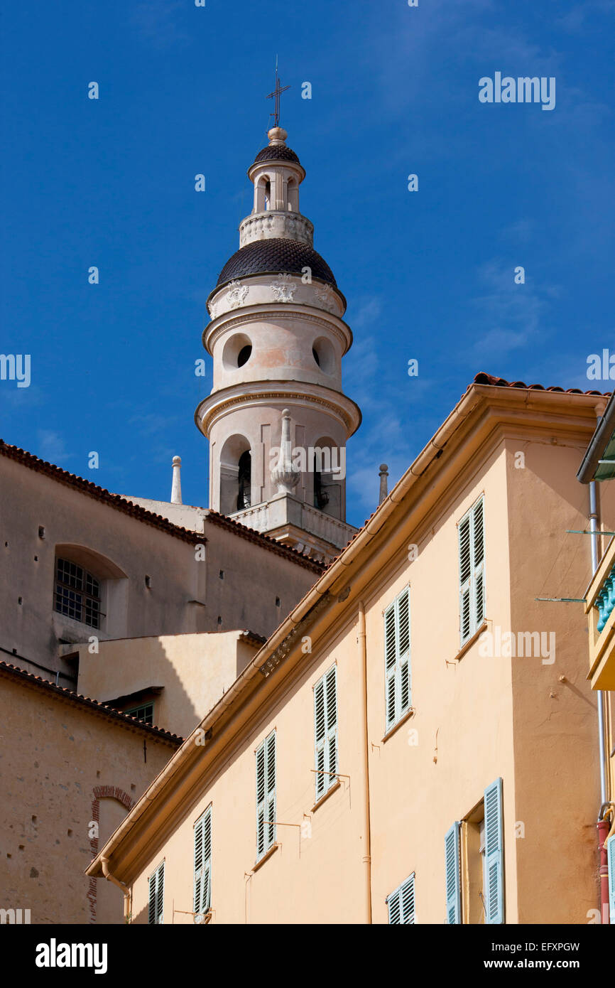 Menton St Michel Kirchturm mit Pfirsich farbigen Haus mit Lblue Fensterläden im Vordergrund Alpes-Maritimes Cote d ' Azur Frankreich Stockfoto