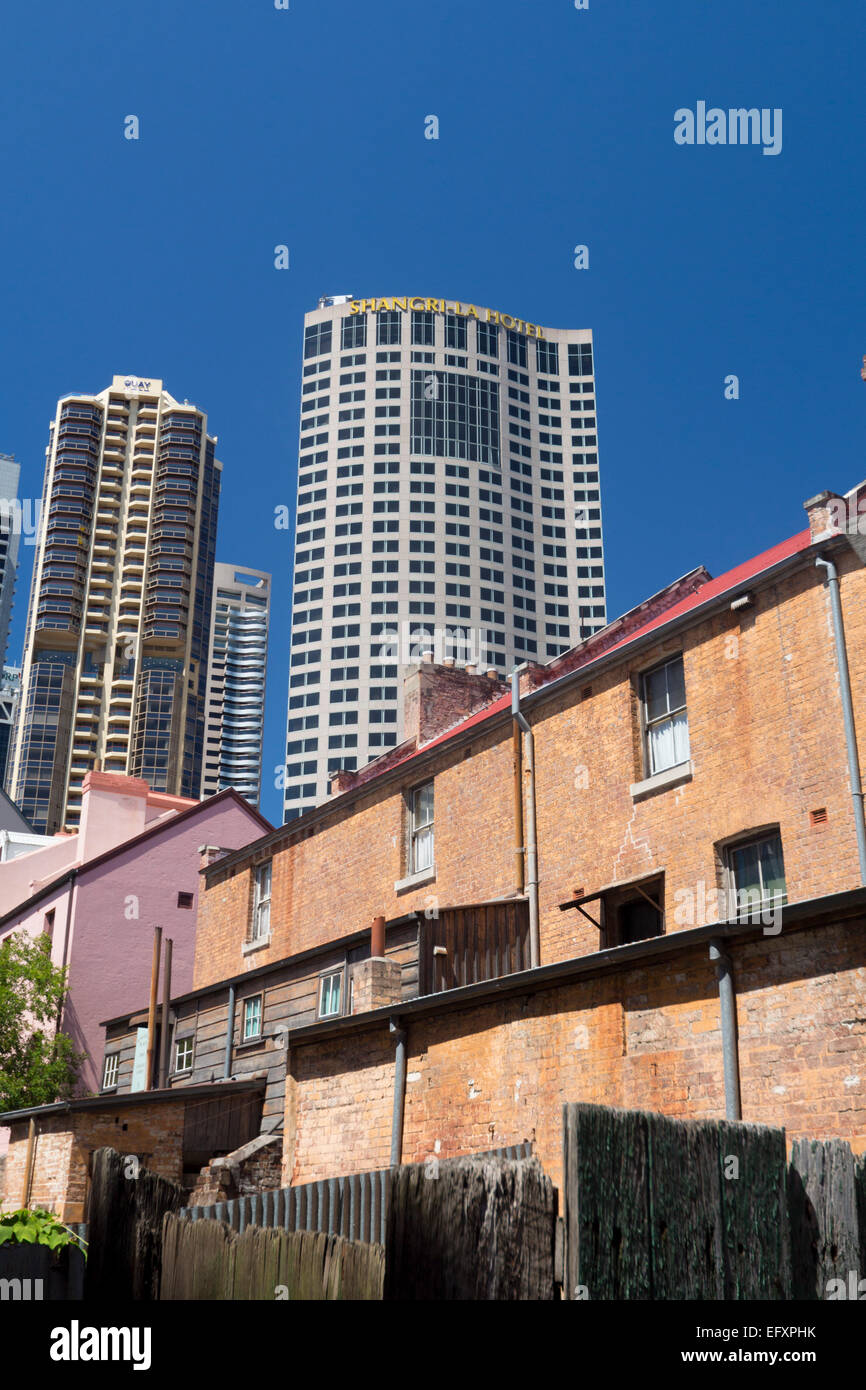 Rückseite des 19. Jahrhunderts Terrasse von Häusern, die Bildung von Susannah Place Museum und moderne zeitgenössische Turm blockiert Sydney NSW Australia Stockfoto