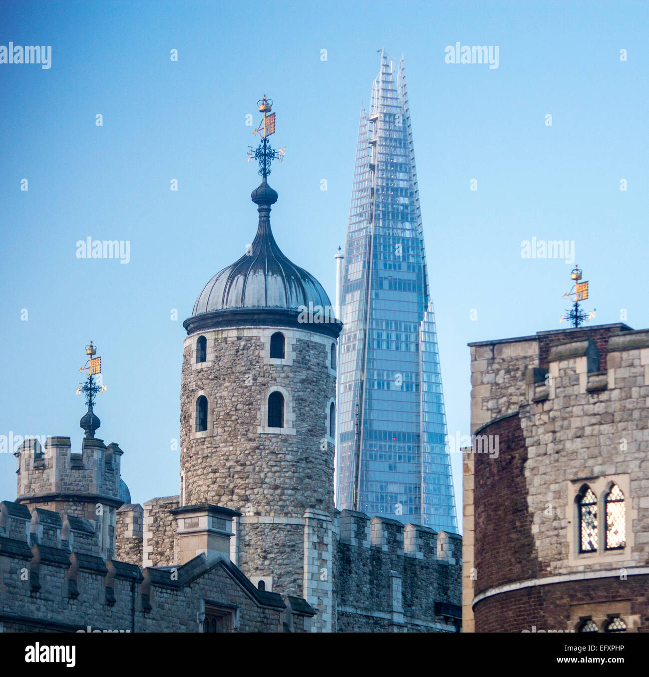 Tower of London weißen Turm und dem Shard London England UK Stockfoto