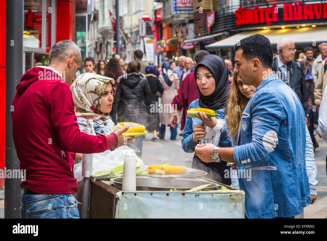 Menschen Essen Mais an einem gerösteten Mais Kiosk auf der Straße in Trabzon, Türkei, Eurasien. Stockfoto