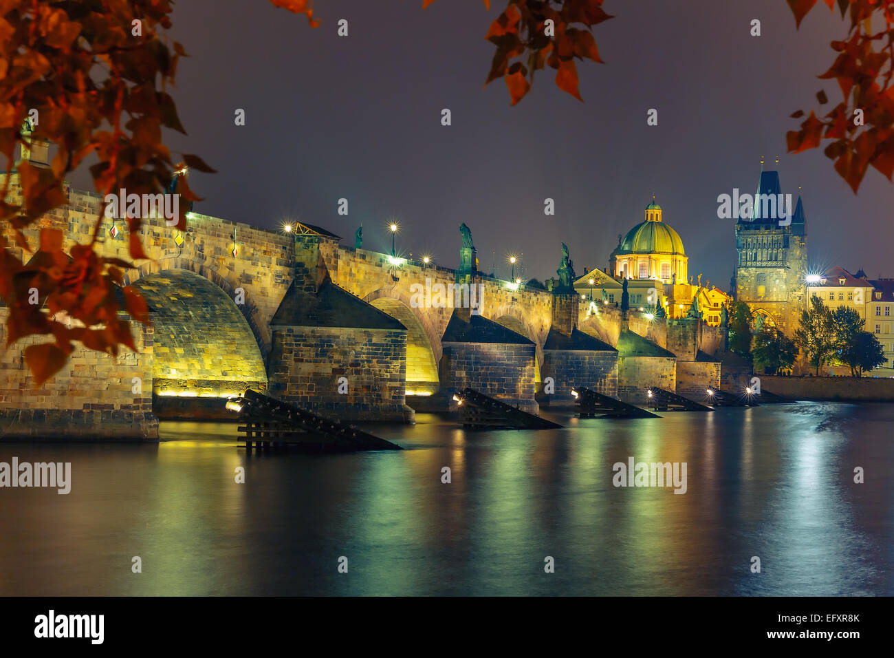Karlsbrücke bei Nacht in Prag, Tschechische Republik Stockfoto