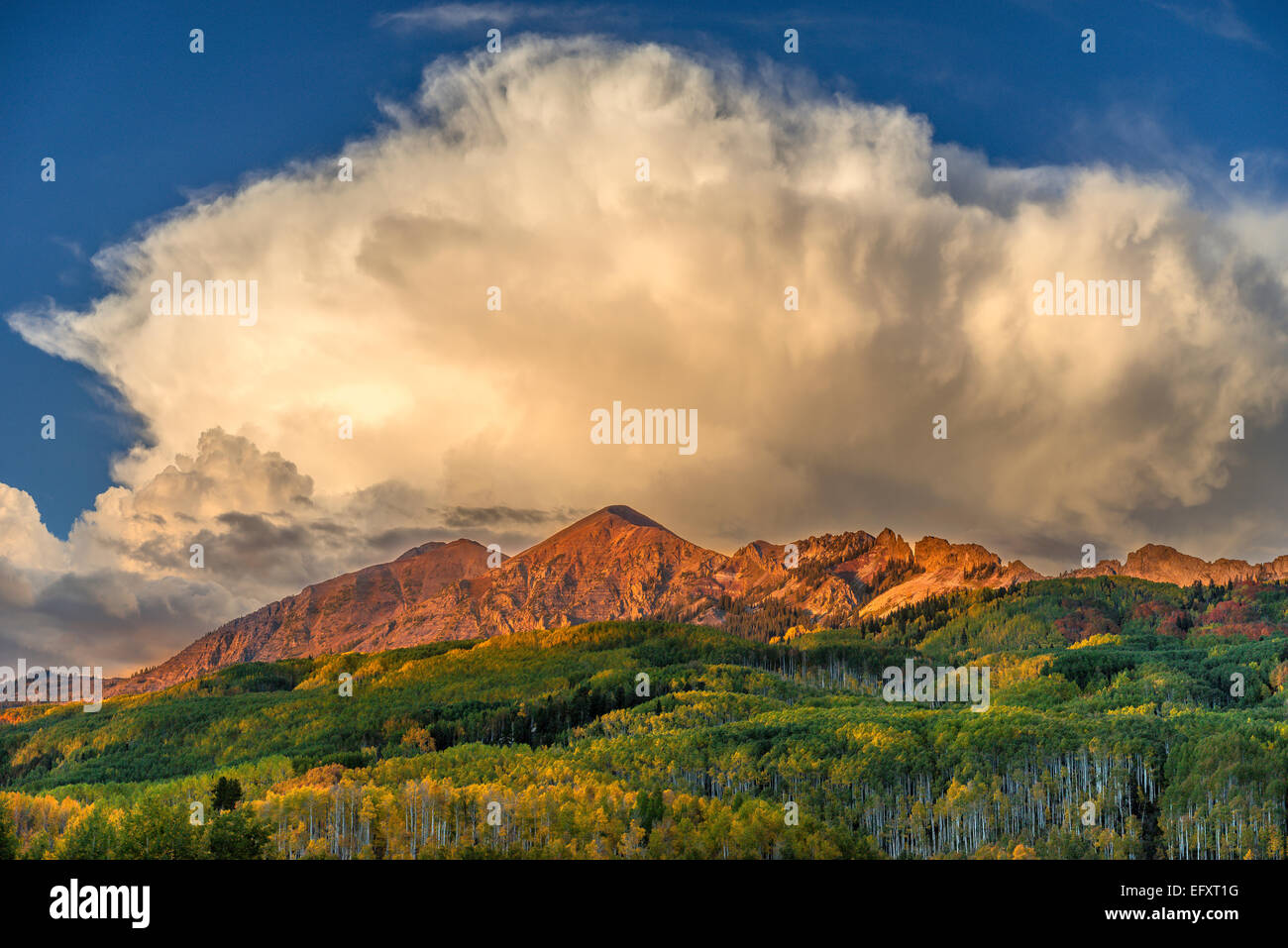 Gunnison National Forest, CO: Wogende Wolken über die Ruby reichen in der früh fallen Stockfoto