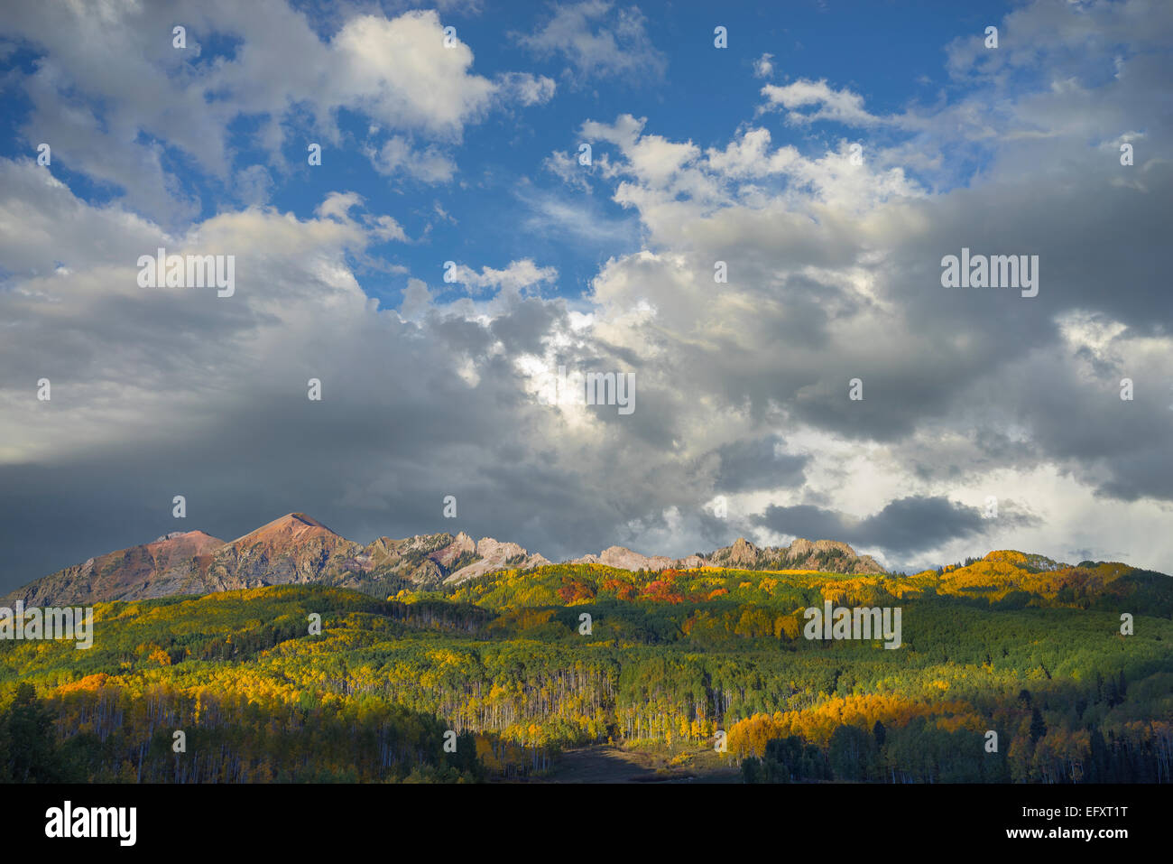 Gunnison National Forest, CO: Wolken über der Rubin reichen in der früh fallen Stockfoto