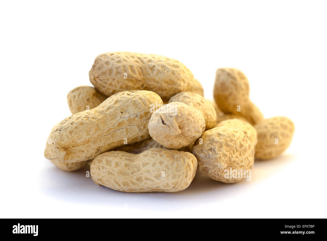 Ein Haufen von getrockneten Erdnüsse / Erdnuss (Arachis Hypogaea) ohne Muscheln auf weißem Hintergrund. Stockfoto