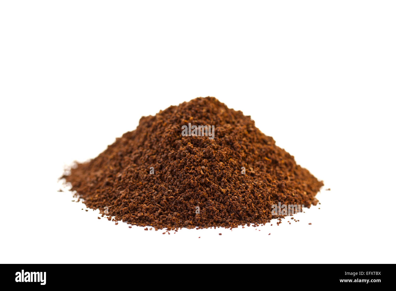 Kaffee Boden auf weißem Hintergrund. Diese Bohnen sind dunkel geröstet für Espresso / Kaffee filter. Stockfoto