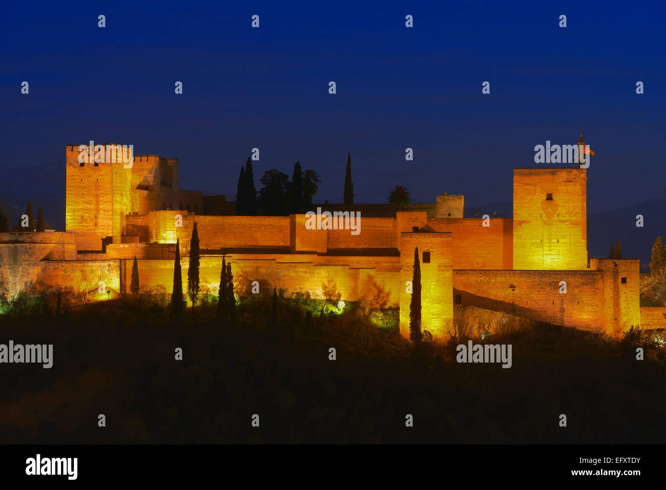 Alhambra, Alcazaba bei Dämmerung, UNESCO-Weltkulturerbe, Granada, Andalusien, Spanien Stockfoto