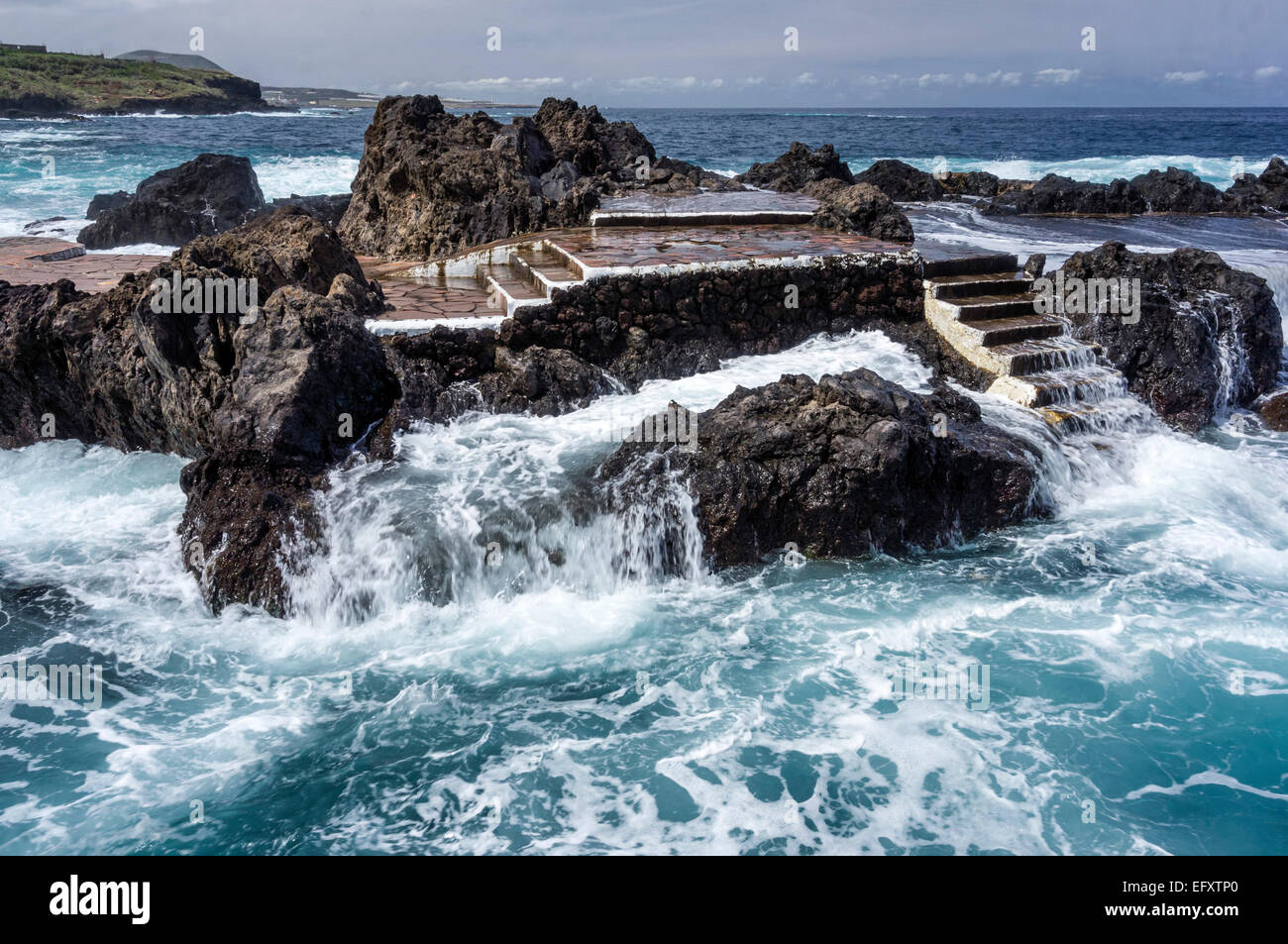 Wellen an vulkanischen Küste in der Nähe von Garachico, Teneriffa, Kanarische Inseln, Spanien Stockfoto