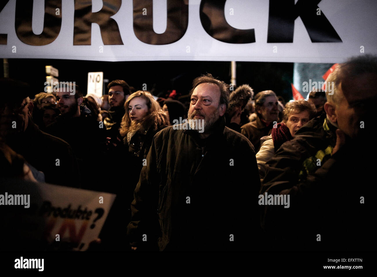 Pro-Regierungs-Demonstranten versammelten sich vor Thessalonikis Wahrzeichen weißen Turm wieder seine Forderungen eine Rettungsaktion Schulden Neuverhandlung in Thessaloniki, Griechenland am 11. Februar 2015. Stockfoto