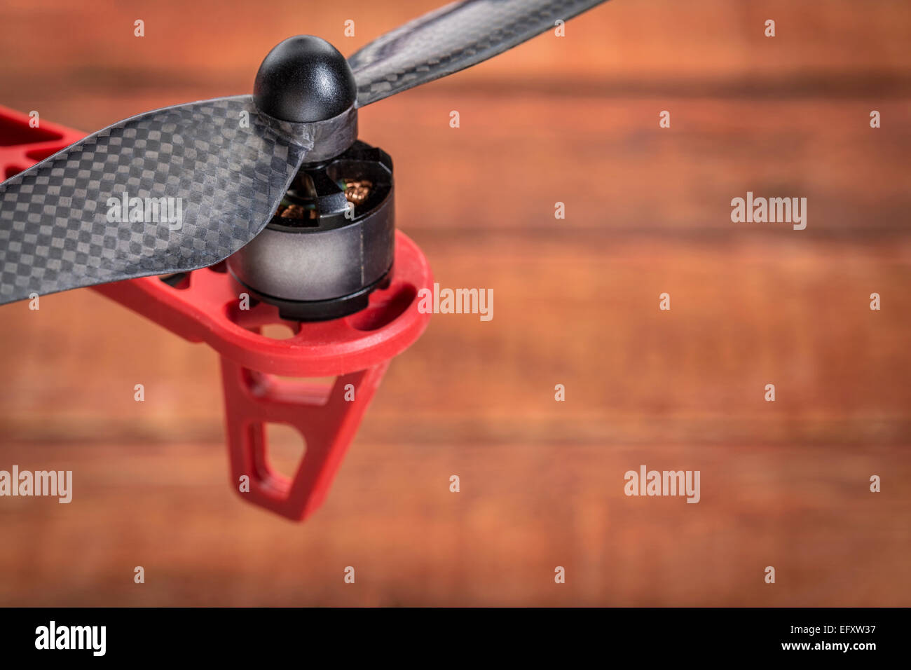 ein Detail der Drohne e-Motor und Propeller über Holz Hintergrund Stockfoto