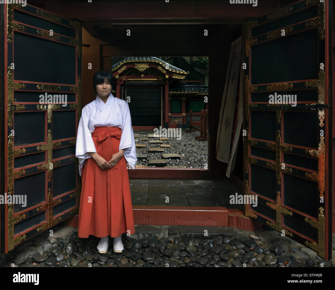 Shinto Priesterin, Tosho-gu-Shinto-Schrein, Shizuoka, Japan Stockfoto