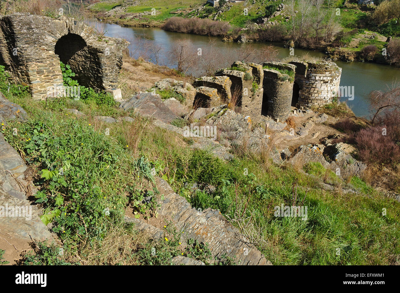 Ruinen einer römischen Struktur in der mittelalterlichen Burg von Mértola im Alentejo, Portugal Stockfoto
