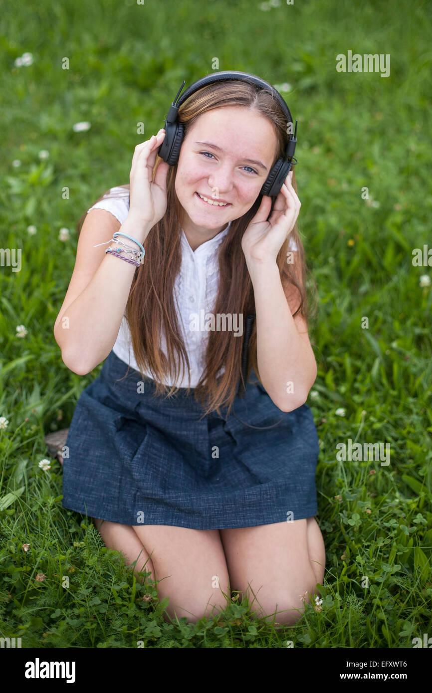 Cute Teenies Madchen Kopfhorer Geniest Die Musik Auf Dem Grunen Rasen Im Park Cute Teenies Madchen Kopfhorer Geniest Die Musik Auf Dem Grunen Rasen Im Park