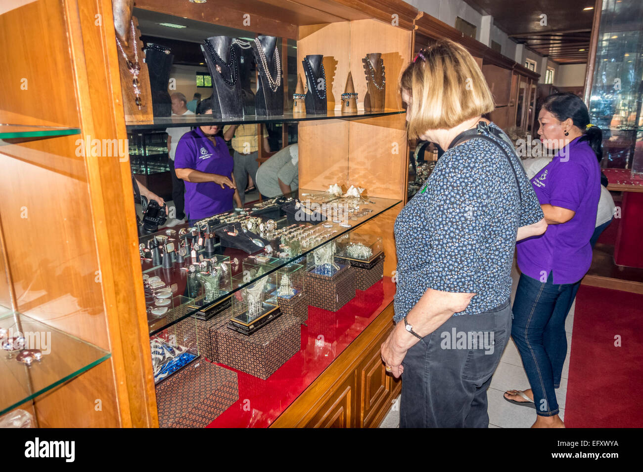 Kaukasische senior Lady Silber Schmuck in asiatischen Juweliergeschäft in Bali, Indonesien zu betrachten. Stockfoto