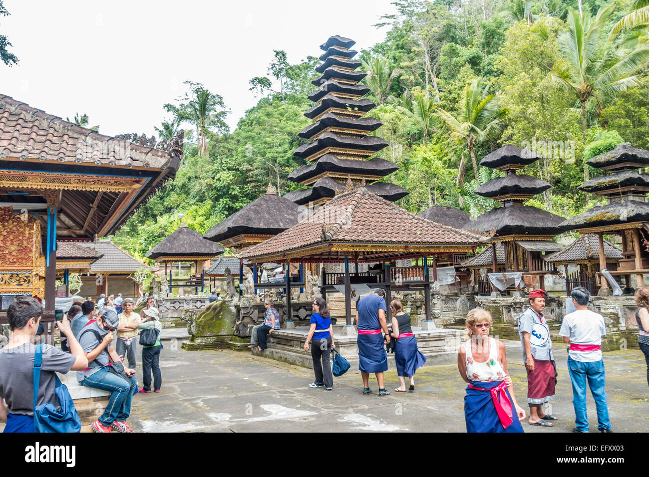 Touristen besuchen die hinduistischen Tempel Pura Kehen Bangli Bali-Indonesien Stockfoto