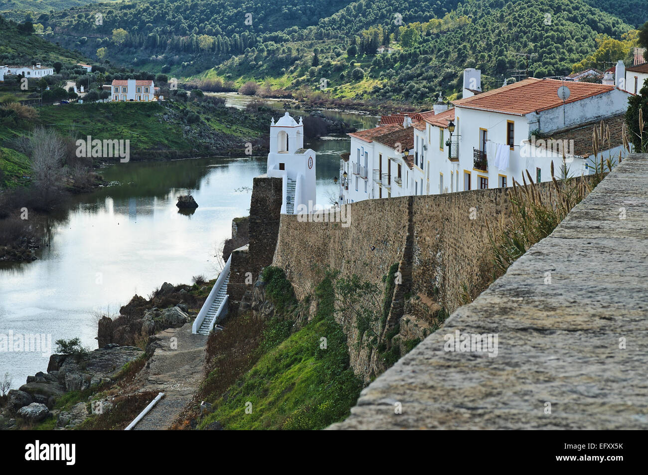 Blick auf den Fluss Guadiana aus der mittelalterlichen Burg von Mértola im Alentejo, Portugal Stockfoto
