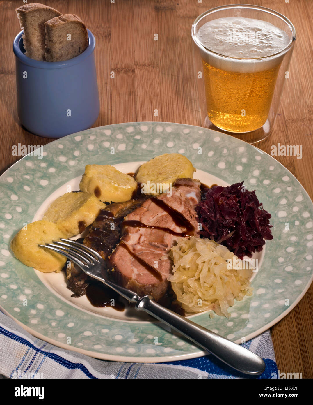 Schweinerippchen mit rotkohl -Fotos und -Bildmaterial in hoher ...