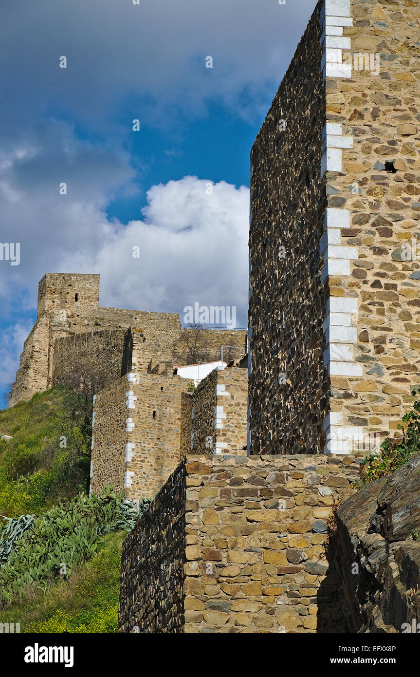 Mittelalterliche Stadtmauer und Türme in Mertola, Alentejo, Portugal Stockfoto