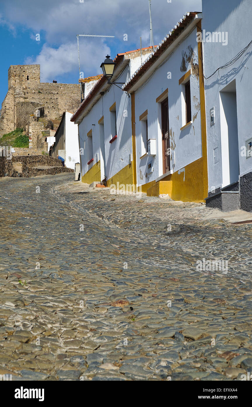 Cobble stone street Mertolas mittelalterlichen Burg in Alentejo, Portugal Stockfoto