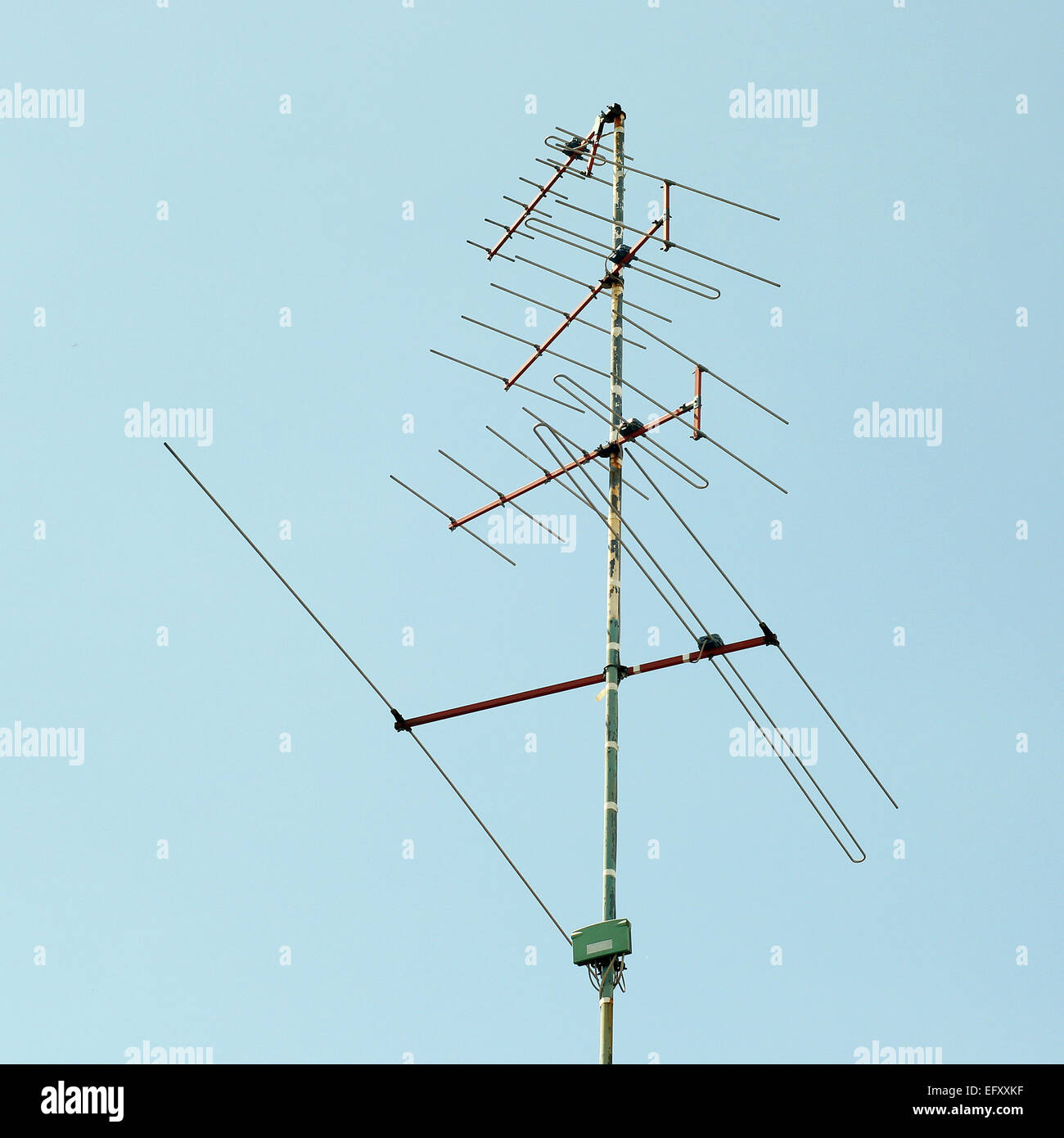 Fernsehantenne auf dem dach Fotos und Bildmaterial in hoher Auflösung Alamy