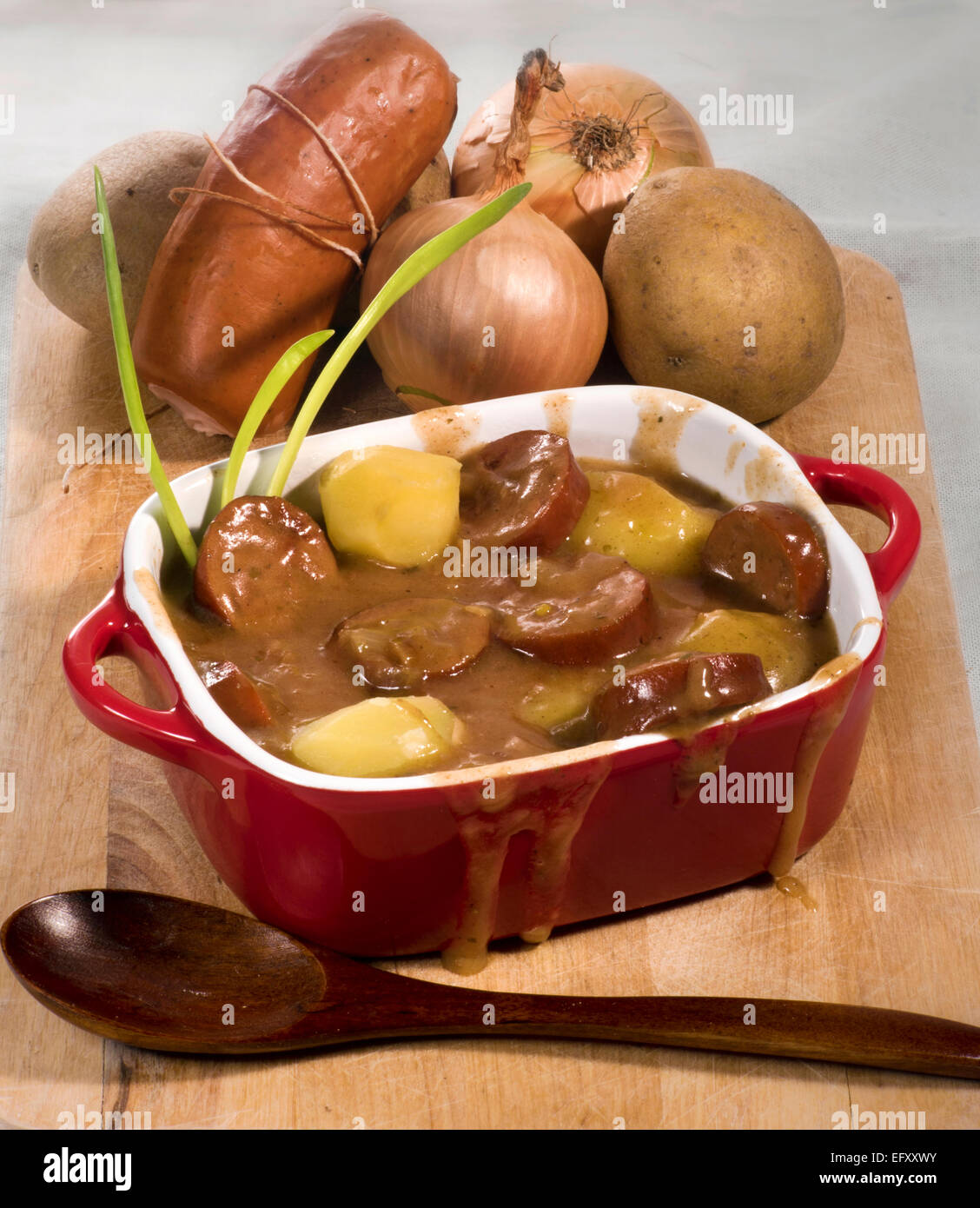 Würstchen Gulasch mit Kartoffeln Stockfoto