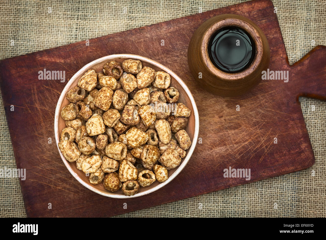 Karamellisierte gebratene Nudeln, ein beliebter bolivianischen Snack serviert in Schüssel mit Tee auf der Seite, mit Tageslicht fotografiert Stockfoto