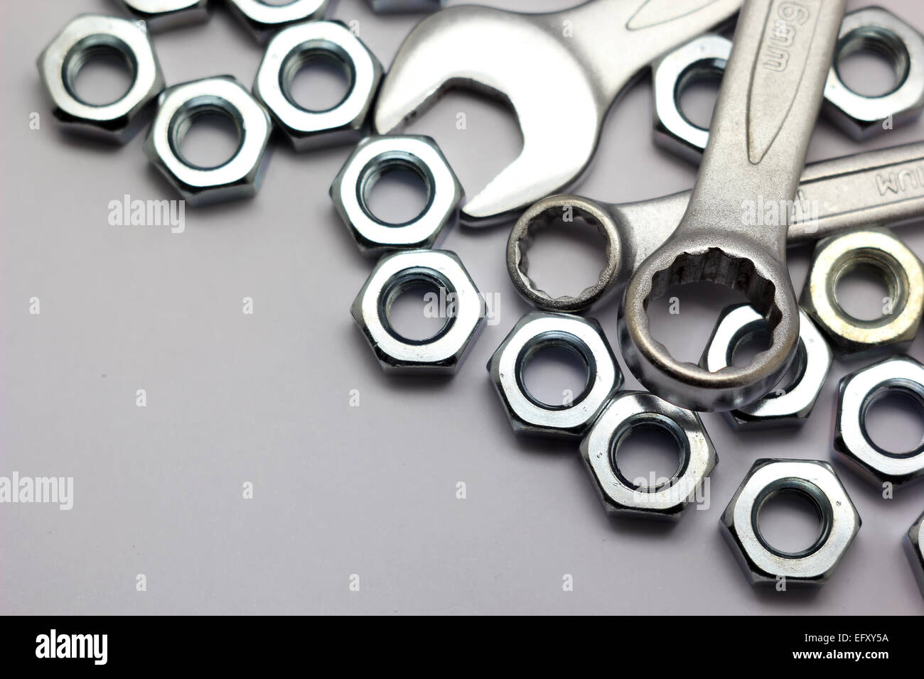 Schrauben und Schraubenschlüssel als Hintergrund Stockfoto