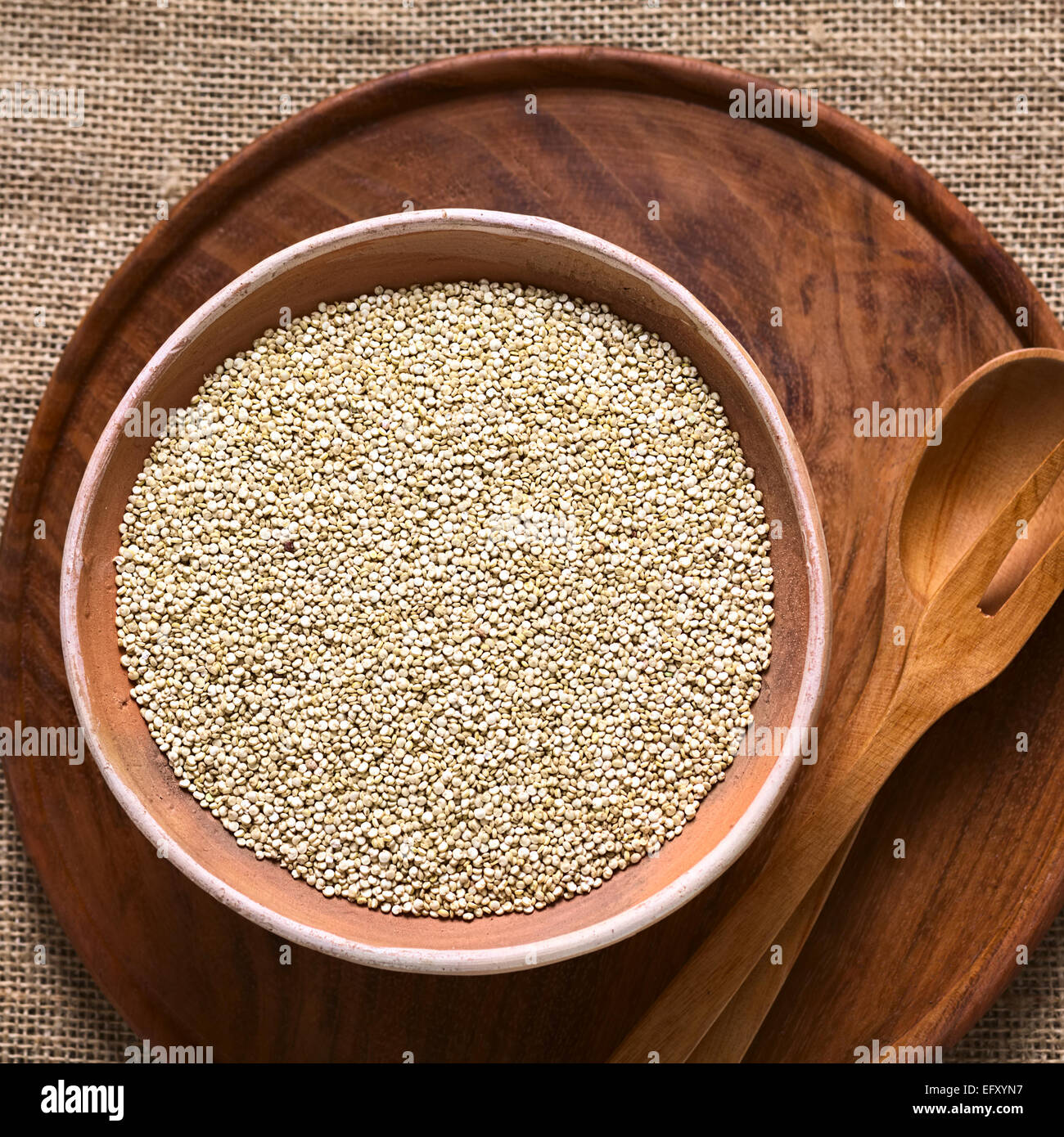 Roh weiß Quinoa (Chenopodium Quinoa lat.) Getreide Samen in Schüssel mit Tageslicht fotografiert Stockfoto