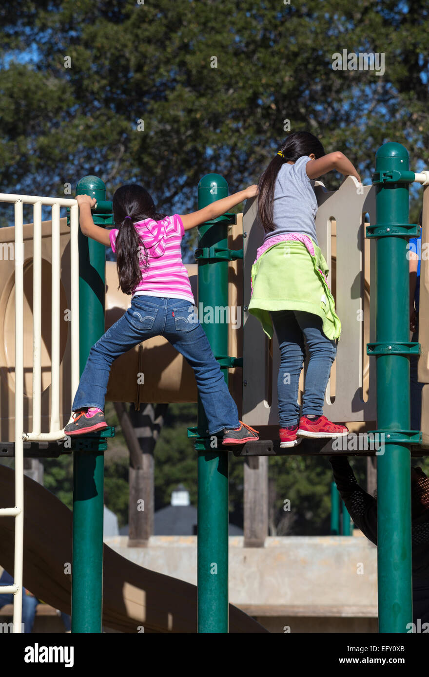 Hispanischen Mädchen, junge Mädchen, Mädchen, spielen, spielen, Spielplatz, Pioneer Park, Novato, Kalifornien, USA, Nordamerika Stockfoto