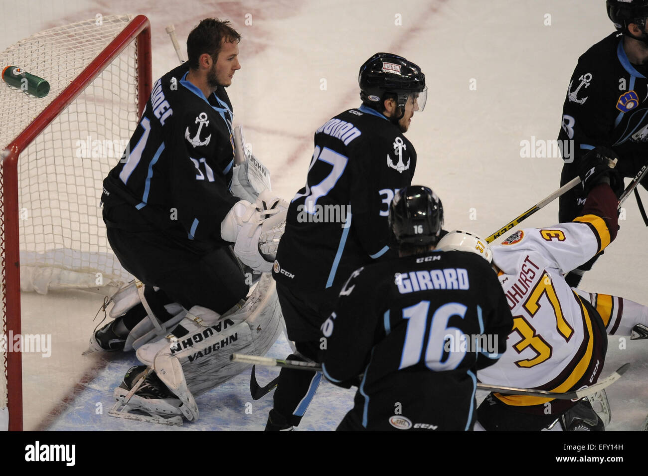 Überstunden. 11. Februar 2015. Milwaukee Admirals Marek Mazanec (31) nach wie vor ohne Helm in der American Hockey League-Spiel zwischen den Chicago Wolves und die Milwaukee Admirals in der Allstate Arena in Rosemont, Illinois. Wölfe gewann 3: 2 in der Overtime. Patrick Gorski/CSM/Alamy Live-Nachrichten Stockfoto