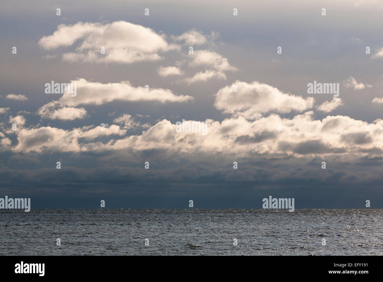 Cumulus-Wolken über Lake Ontario verweilen. Burlington, Ontario, Kanada. Stockfoto