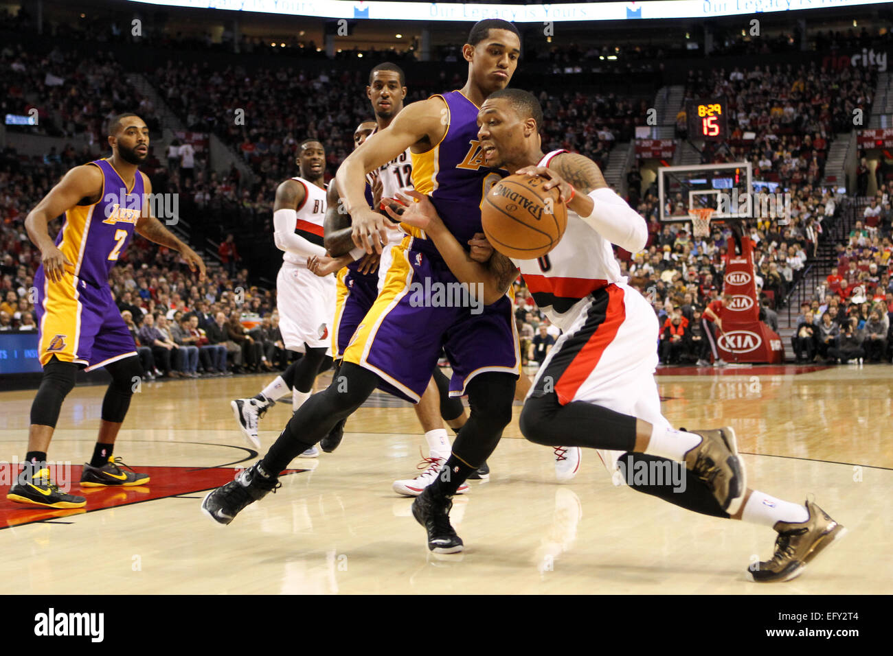 Portland, Oregon, USA. 11. Februar 2015.  DAMIAN LILLARD (0) Laufwerke auf den Reifen. Die Portland Trail Blazers spielen die Los Angeles Lakers in der Moda-Mitte am 11. Februar 2015. Bildnachweis: David Blair/ZUMA Draht/Alamy Live-Nachrichten Stockfoto