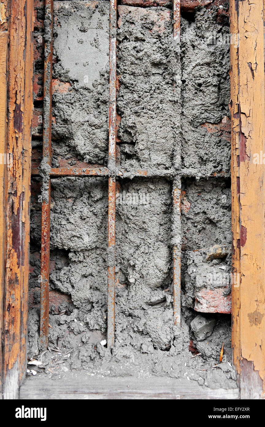 Detail mit alten Holzfenster mit Zement gefüllt erschossen Stockfoto