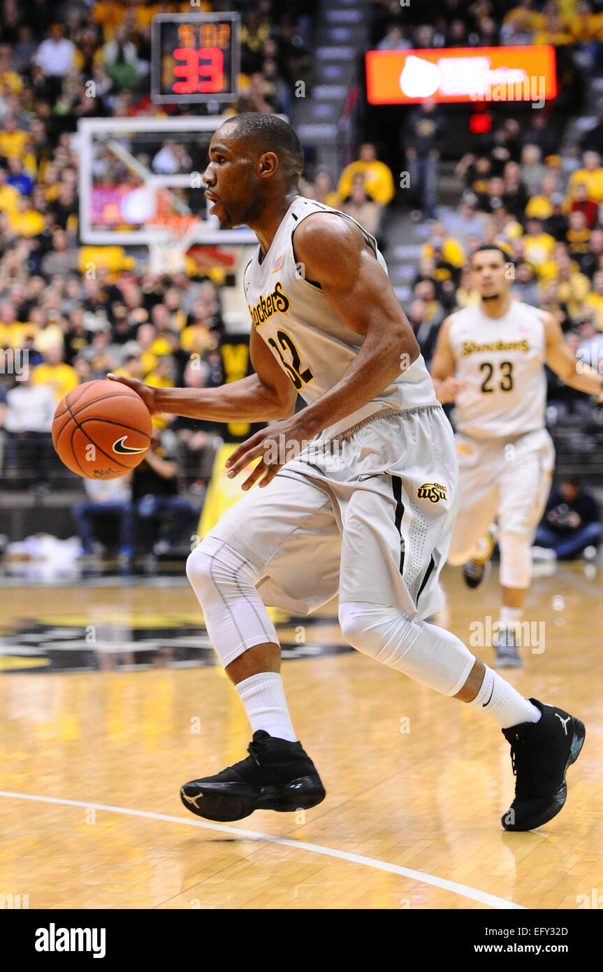 Wichita, Kansas, USA. 11. Februar 2015. Wichita State Shockers bewachen Tekele Cotton (32) Laufwerke in den Korb während der NCAA Basketball-Spiel zwischen der Indiana State Platanen und die Wichita State Shockers in Charles Koch Arena in Wichita, Kansas. Kendall Shaw/CSM/Alamy Live-Nachrichten Stockfoto