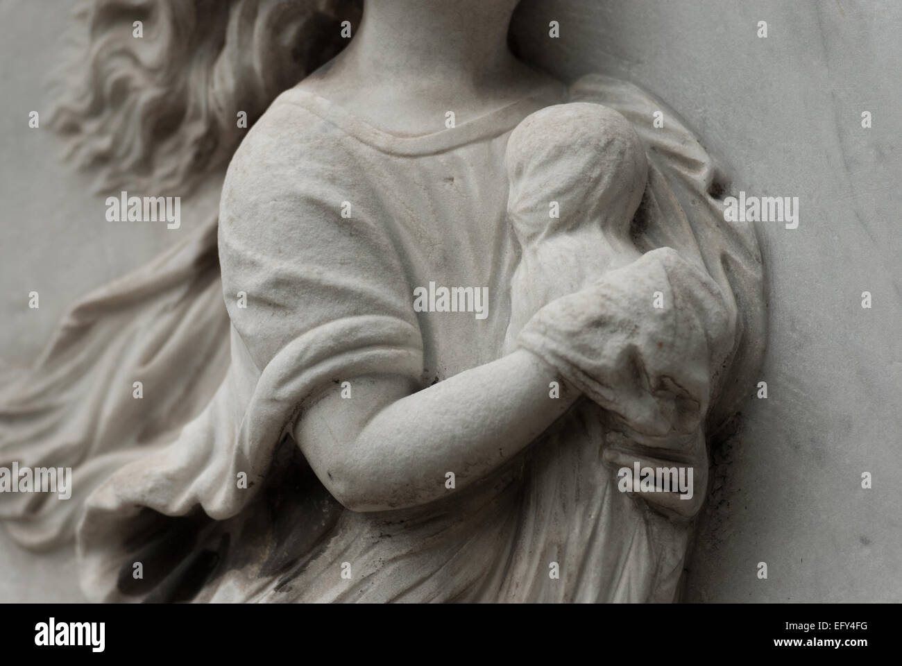 Skulptur einer Frauenfigur mit einem Baby im Taman Prasati Museum (Museum des Gedenksteinparks) in Jakarta, Indonesien. Stockfoto