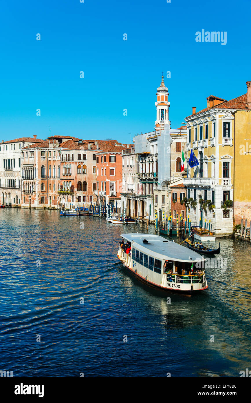 Canal Grande mit Wassertaxi oder Vaporetto Passagierfähre, Venedig, Veneto, Italien Stockfoto