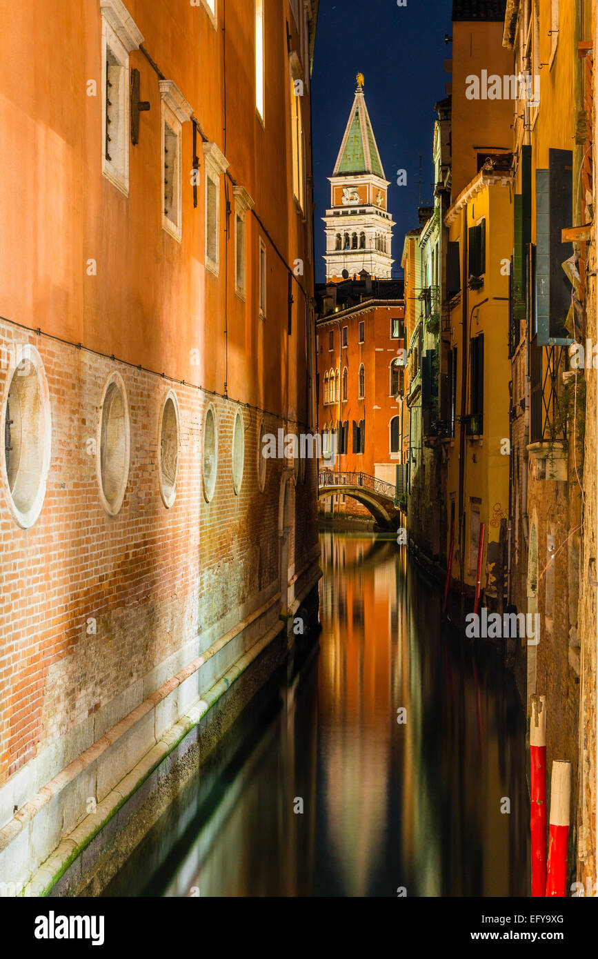 Nacht-Blick auf den Rio de San Salvador-Wasser-Kanal mit Markusturm im Hintergrund, Venedig, Veneto, Italien Stockfoto