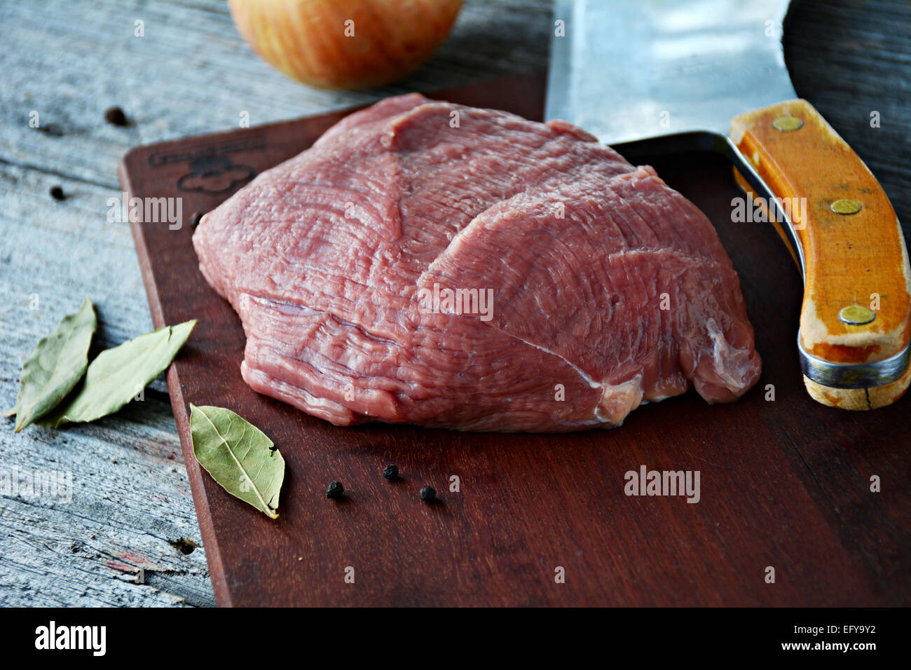 Frisches rohes, rotes Fleisch Steak auf Schneidbrett aus Holz, Lebensmittelzutaten Stockfoto