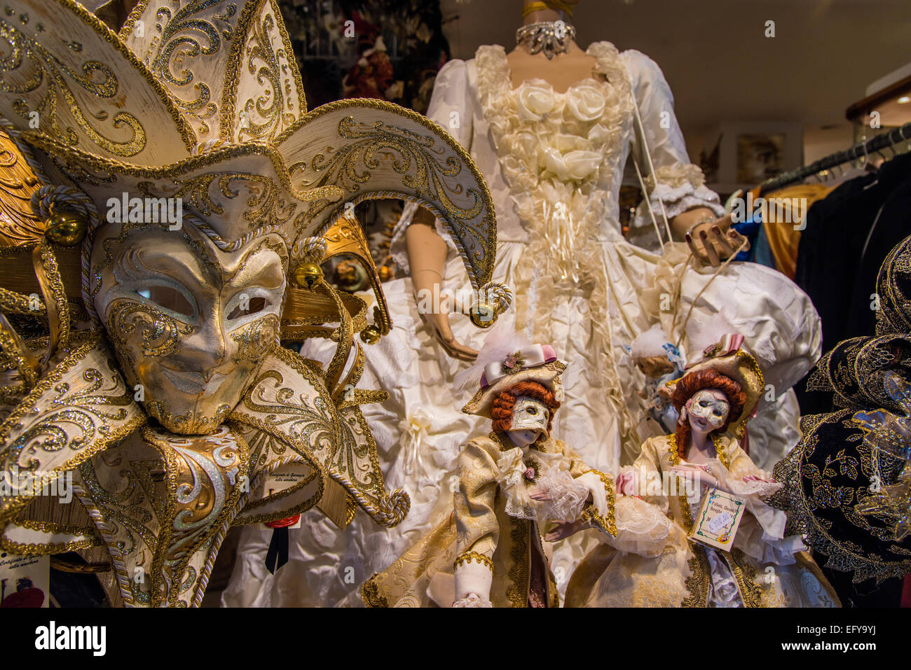 Traditionellen venezianischen Karneval Masken und Kostüme in einem Schaufenster, Venedig, Veneto, Italien Stockfoto