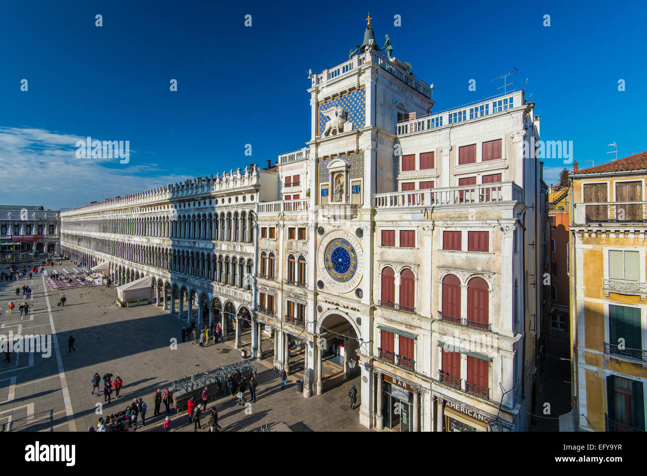 Draufsicht auf den Markusplatz mit dem Uhrturm, Venedig, Veneto, Italien Stockfoto