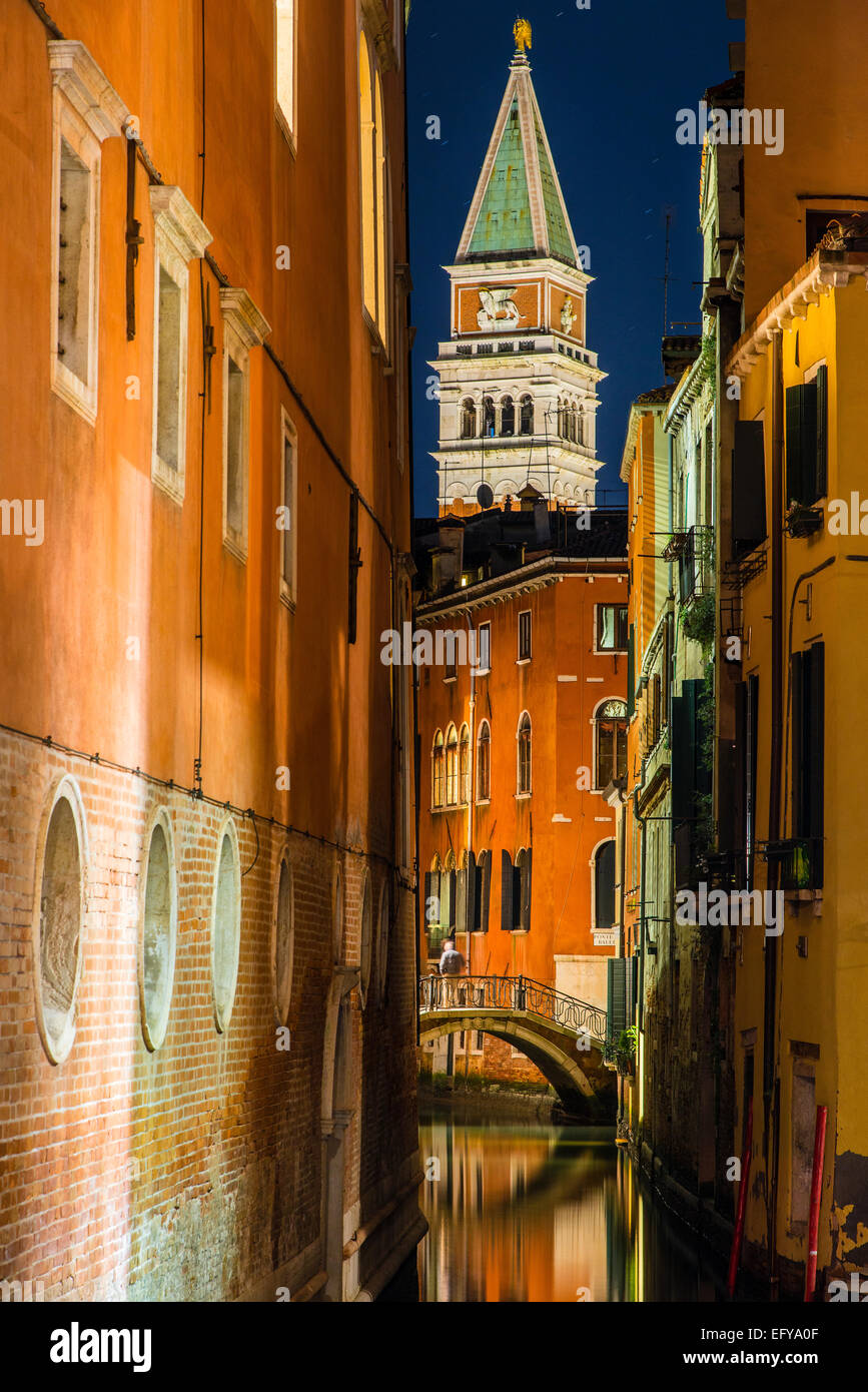 Nacht-Blick auf den Rio de San Salvador-Wasser-Kanal mit Markusturm im Hintergrund, Venedig, Veneto, Italien Stockfoto